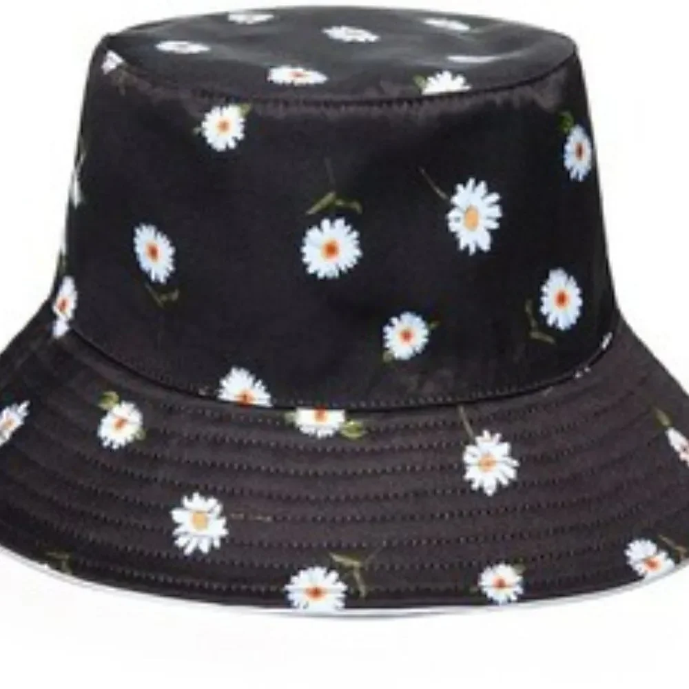 Alice and Olivia Reversible Bucket Hat - NWT